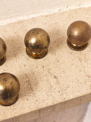 Ocho pomos de bronce para cajones son ocho