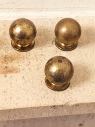 Ocho pomos de bronce para cajones son ocho