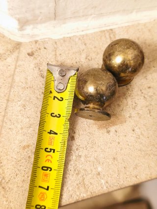 Ocho pomos de bronce para cajones son ocho