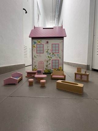 Casita de muñecas rosa y blanca