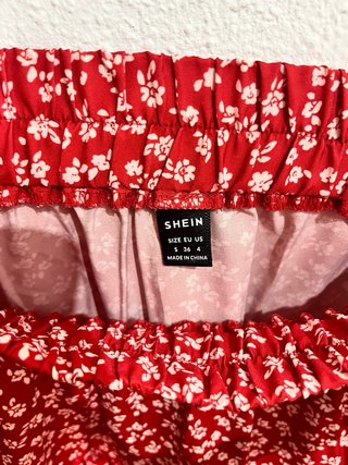 Falda corta floral roja y blanca