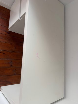 Escritorio blanco con cajonera