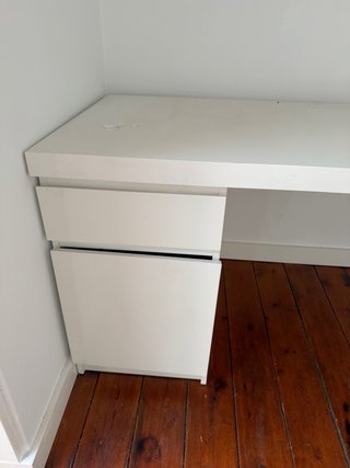 Escritorio blanco con cajonera