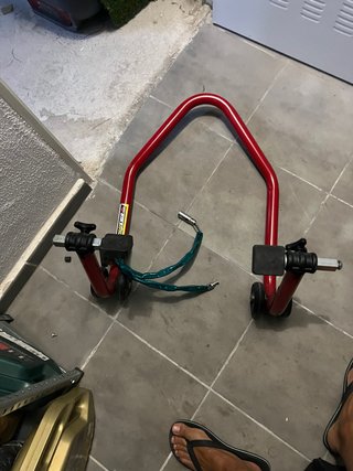 Caballete universal para motos se regala candado .