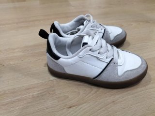 Zapatillas blancas y beige talla 28