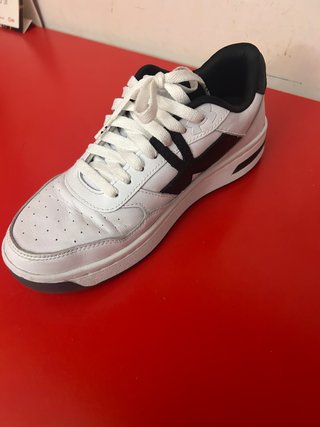 Zapatillas Under Armour Blancas y Negras