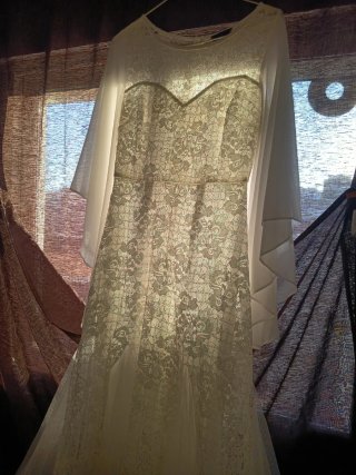 Vestido blanco con lentejuelas azules brillantes.