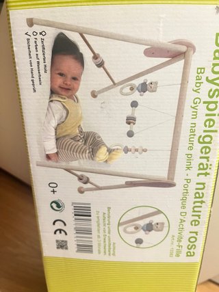 Gimnasio infantil madera naturaleza rosa