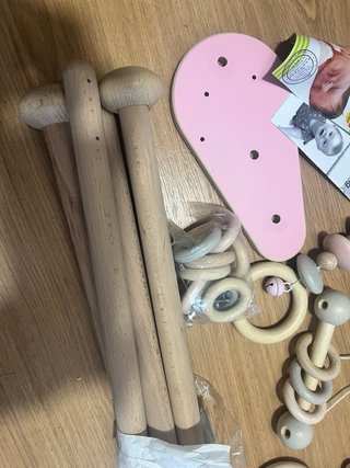 Gimnasio infantil madera naturaleza rosa