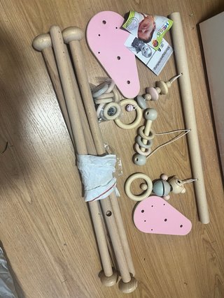 Gimnasio infantil madera naturaleza rosa