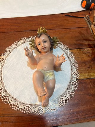 Figura Niño Jesús con corona y pesebre