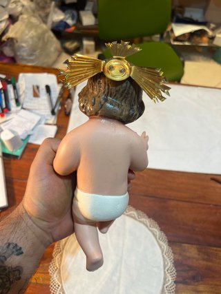 Figura Niño Jesús con corona y pesebre