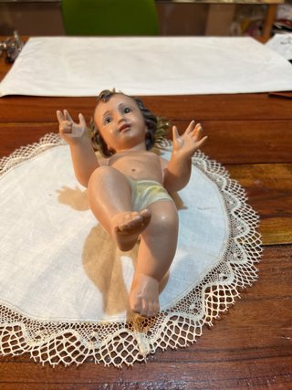 Figura Niño Jesús con corona y pesebre