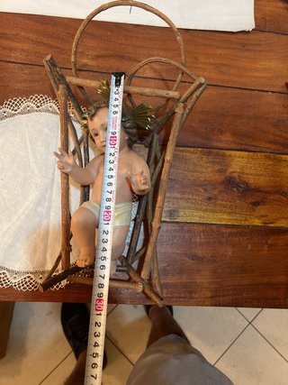 Figura Niño Jesús con corona y pesebre