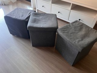 Pufs y reposapiés de tela grises