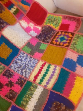 Manta tejida a mano multicolor