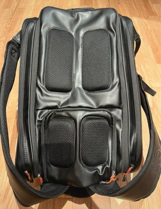 Paletero Bullpadel con etiquetas