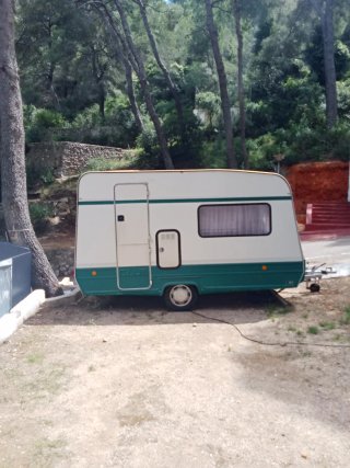 Caravana Burstner 750 kg Camping Santa Marta