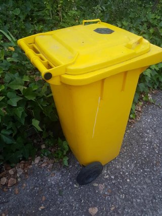 Contenedor de basura amarillo