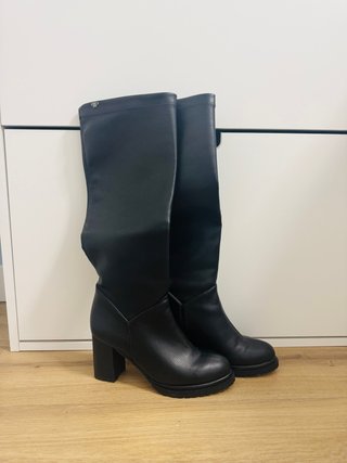 Botas altas negras con tacón