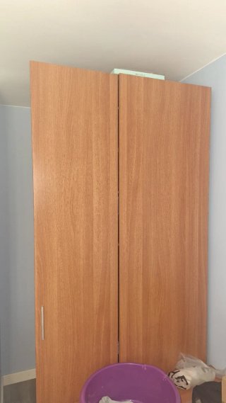 Armario de madera marrón