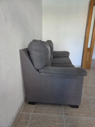 Sofá 3 plazas gris amplio y muy cómodo