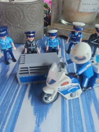 Moto Policía y 6 Policías Playmobil Furgon