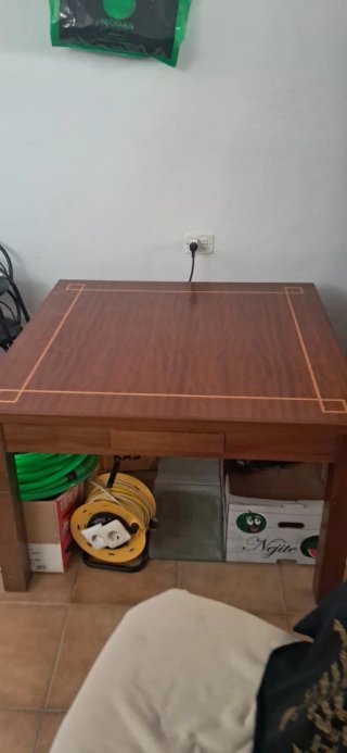 Mesa cuadrada de madera 1m