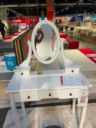 Tocador blanco con espejo y silla