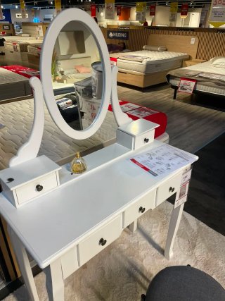 Tocador blanco con espejo y silla