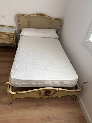 Cama 105 con colchón y cabecero ratán