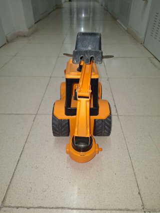 Excavadora de juguete naranja