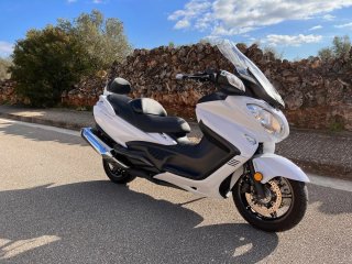 Suzuki Burgman 650 Executive Blanca.