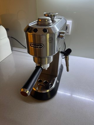 Cafetera DeLonghi Dedica + Accesorios