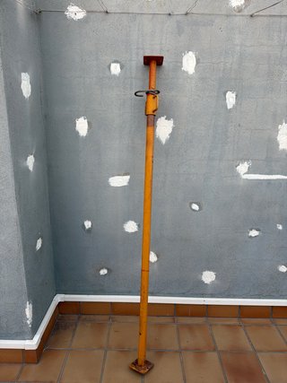Puntal de obra metálico