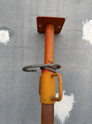 Puntal de obra metálico