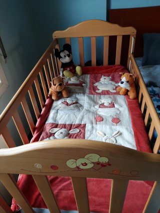 Cuna de madera para bebé