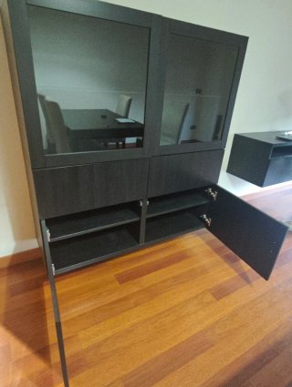 GRATIS Mueble de salón negro con puertas de crista