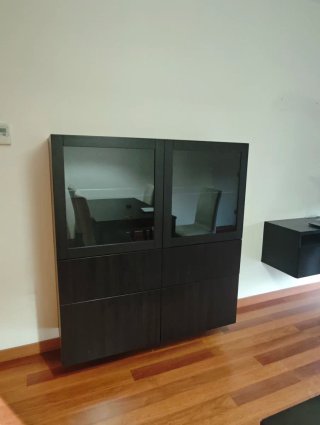 GRATIS Mueble de salón negro con puertas de crista