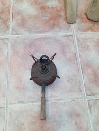 Hornillo antiguo de metal y madera
