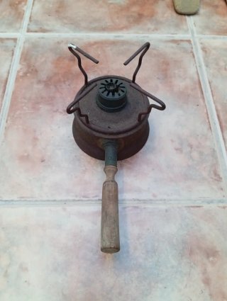 Hornillo antiguo de metal y madera