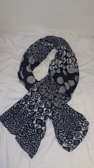 Fular estampado blanco y negro