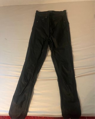 Pantalones de cuero ajustados negros