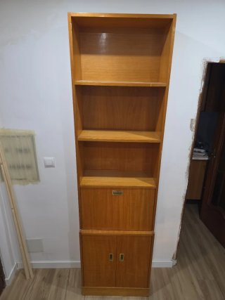 Armario de madera marrón