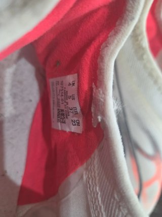 Botas de fútbol Puma blancas y naranjas