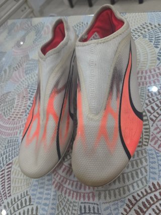 Botas de fútbol Puma blancas y naranjas