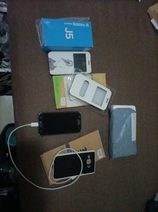 Samsung Galaxy J5 con accessori