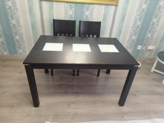 Mesa de comedor de madera y cristal