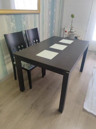 Mesa de comedor de madera y cristal