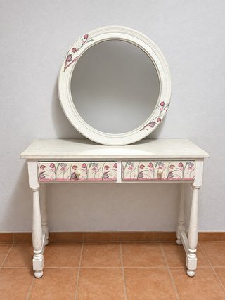 Tocador blanco con espejo floral